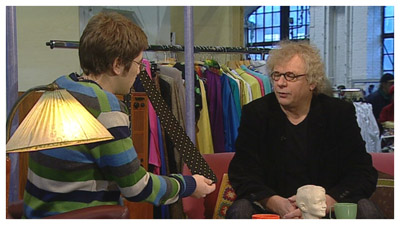 Ari Aura, luovutettu kravatti ja Tommy Tabermann (copyright YLE/videokuvaa)